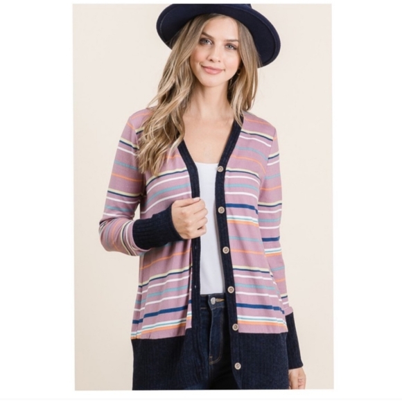 V-neck long sleeves top front button placket. - Picture 2 of 6